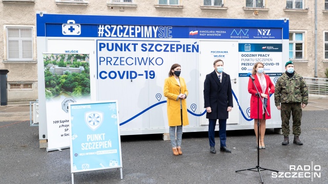 W majówkę będzie można się zaszczepić przeciwko Covid-19 bez rejestracji. W ramach ogólnopolskiej akcji Zaszczep się w majówkę na parkingu 109. Szpitala Wojskowego w Szczecinie stanął kontener. Od soboty będą w nim podawane szczepionki.