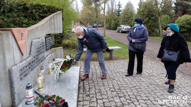 Przy pomniku Ofiar Hitlerowskich Obozów Koncentracyjnych na Cmentarzu Centralnym w Szczecinie oddano hołd więźniarkom z Ravensbrck.