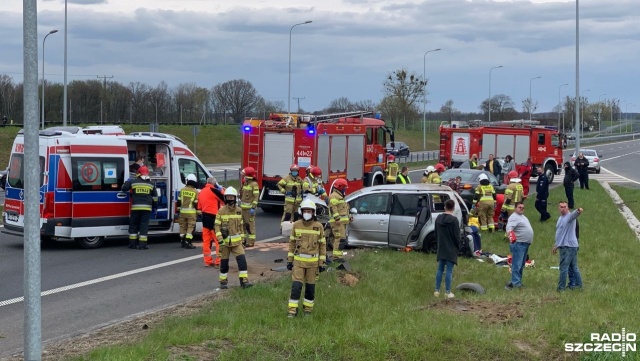Trzy osoby zostały poszkodowane w wypadku na trasie S6. Do zdarzenia doszło w pobliżu Miejsca Obsługi Podróżnych, w miejscowości Wyszogóra, między Płotami a Nowogardem.