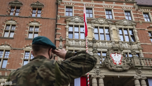 Biało-czerwona jest z Polakami od pokoleń. To nie tylko symbol naszej Ojczyzny, ale też historii i dumy narodowej - powiedział wojewoda zachodniopomorski Zbigniew Bogucki w trakcie obchodów Dnia Flagi Rzeczypospolitej Polskiej.