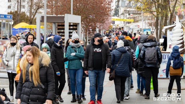 Chłodny wiatr i zachmurzone niebo nie odstraszyły turystów. Tłumy przyjechały do Międzyzdrojów w weekend majowy.
