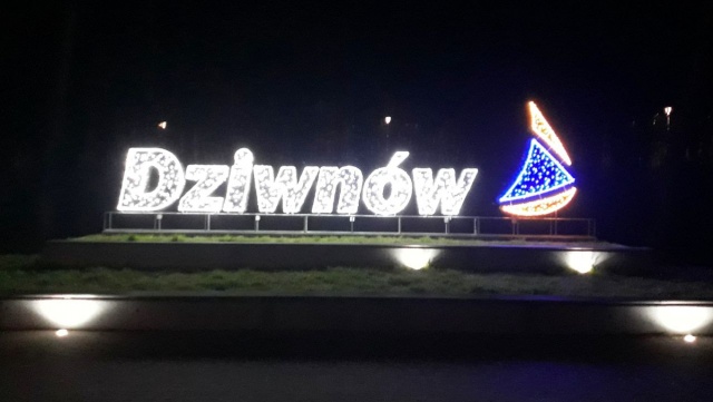W nocy świeci na biało, w dzień jest koloru szarego. Napis pojawił się na wzniesieniu w zrewitalizowanej części parku, przy ulicy Sienkiewicza.
