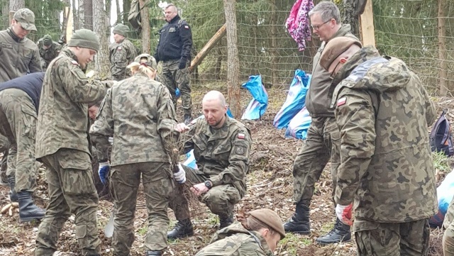Żołnierze Wojsk Obrony Terytorialnej z regionu pomagają 13-letniej Aurelii z Mirosławca. Dziewczynka cierpi na guza pnia mózgu.