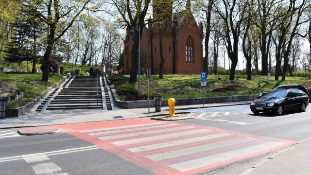 Na ulicy Czarnieckiego pojawiło się nowe oświetlenie przejść. Zebry na wysokości cerkwi i sanepidu doświetlają teraz dodatkowe lampy ledowe.