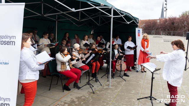 Gaude Mater Polonia, Taki kraj, O mój rozmarynie... polskie pieśni patriotyczne zabrzmiały w poniedziałek na dachu Centrum Dialogu Przełomy.