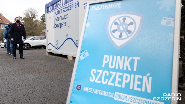 Wojewoda przedłuża akcję majówkowych szczepień w Szczecinie. Akcja współorganizowana przez 109. szpital wojskowy cieszyła się ogromnym zainteresowaniem, długie kolejki ustawiały się przed przychodnią szpitalną od pierwszego do trzeciego maja.
