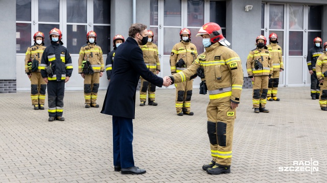 Uroczysty meldunek przyjął dziś od strażaków wojewoda zachodniopomorski. Z okazji Międzynarodowego Dnia Strażaka Zbigniew Bogucki złożył życzenia strażakom.