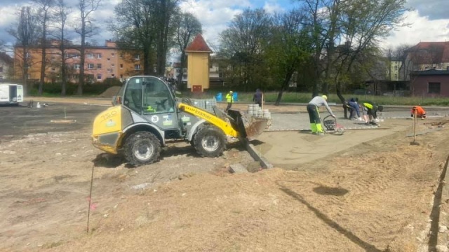 Blisko 900 tysięcy złotych kosztowała nowa ładowarka, którą kupiło Miejskie Przedsiębiorstwo Gospodarki Komunalnej i Mieszkaniowej w Sławnie.