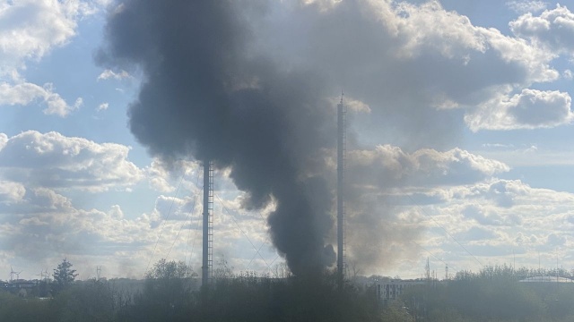 Wygląda poważnie, bo wokół unoszą się kłęby gęstego ciemnego dymu, ale to niegroźne zdarzenie.
