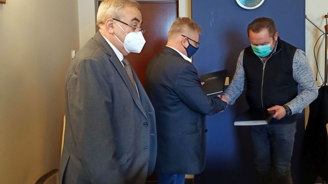 Zarząd Morskich Portów Szczecin i Świnoujście SA oraz Przedsiębiorstwo GRAMET z Lubonia podpisały umowę w tej sprawie.