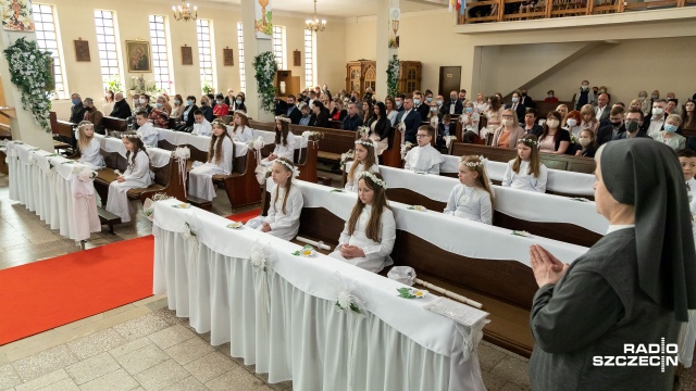 W domu rodzinnym i zaledwie w kilkunastoosobowym gronie - tak w czasach pandemii organizowane są przyjęcia komunijne.