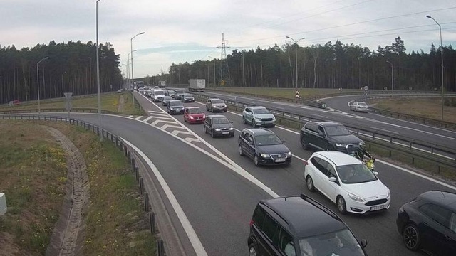 Dziewięć kilometrów mierzył o godz. 19 korek na autostradzie A6 w kierunku Szczecina. Po godz. 21 zator sukcesywnie się zmniejszał.