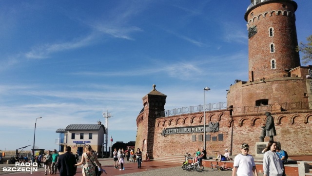 Za nami pierwszy weekend, podczas którego zostały otwarte hotele. Przyjezdni, którzy nie wystraszyli się wietrznego początku weekendu z pewnością nie mogli narzekać. Nad Bałtykiem w końcu zaświeciło słońce, a temperatura przekroczyła 20 stopni Celsjusza.