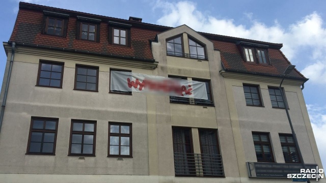 100 złotych - taką grzywną został ukarany mężczyzna, który pół roku temu na jednej z kamienic w Szczecinie wywiesił baner z wulgarnym, nieocenzurowanym słowem.