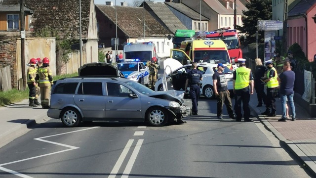 Spadający z lawety pojazd staranował jadące auto osobowe. Przez to zablokowana jest ulica Kościuszki w Policach.