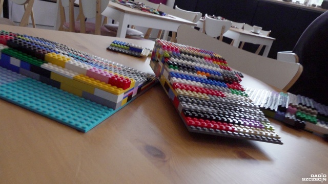 Budują podjazdy dla wózków inwalidzkich z klocków Lego. To dzieło wolontariuszy szczecińskiej Kooperatywy Łaźnia, którzy sami zmagają się z niepełnosprawnościami.