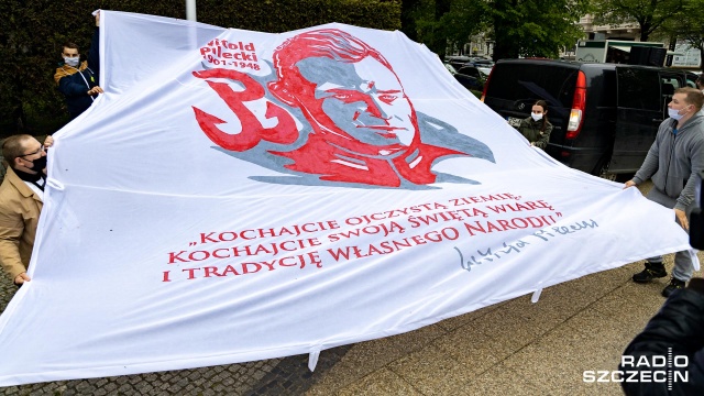 Na placu Szarych Szeregów w Szczecinie został zaprezentowany kilkumetrowy portret rotmistrza Witolda Pileckiego w 120. rocznicę jego urodzin.