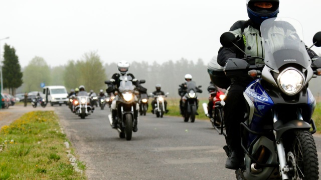 23 żołnierzy-motocyklistów rozpoczęło Rajd Motocyklowy Weteranów drogami województwa zachodniopomorskiego. Mundurowi odwiedzają groby i miejsca pamięci żołnierzy poległych na misjach zagranicznych.
