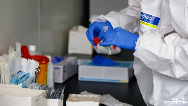 Jeden test na 23 dał wynik pozytywny - wciąż spada liczba zakażonych koronawirusem.