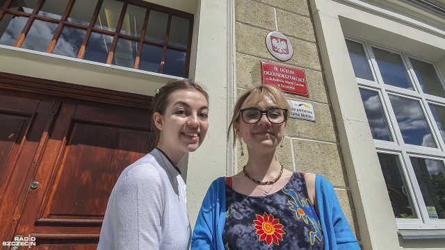Szczecińscy uczniowie w końcu odetchnęli z ulgą i w poniedziałek po długiej przerwie zamienili domowy komputer na szkolną ławkę. Ale przede wszystkim mogli się zobaczyć z kolegami i koleżankami z klasy.