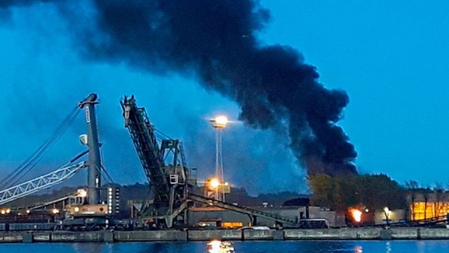 Trwa szacowanie strat i ustalanie przyczyn środowego pożaru w świnoujskim porcie. Ogień pojawił się wieczorem - udało się go już ugasić.