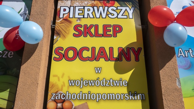 Zakupy mogą tam zrobić renciści, emeryci i posiadacze Karty Dużej Rodziny. Stowarzyszenie Dajmy Szansę skupuje produkty m.in. spożywcze z końcówek serii i sprzedaje je po cenach zbliżonych do hurtowych.