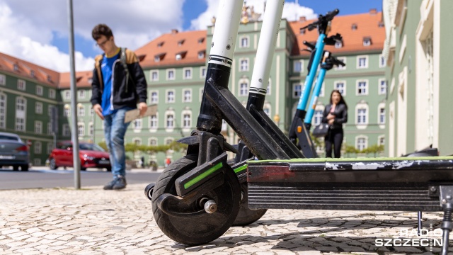 Świeci słońce i jest weekend.. więc wiadomo, że będzie jeżdżone - na hulajnogach elektrycznych, na rolkach i deskorolkach. Przypominamy, że obowiązują nowe przepisy kodeksu drogowego.