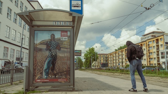 W centrum Szczecina w witrynach wiat tramwajowych można oglądać kenijską modę.