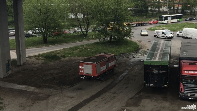 Stary wóz strażacki, który od dłuższego czasu stoi pod Trasą Zamkową, do końca miesiąca będzie odholowany - deklaruje właściciel.