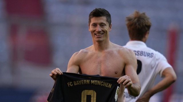 Robert Lewandowski w ostatnim w sezonie meczu Bayernu Monachium z FC Augsburg (5:2) zdobył bramkę i tym samym pobił historyczny rekord Gerda Muellera.