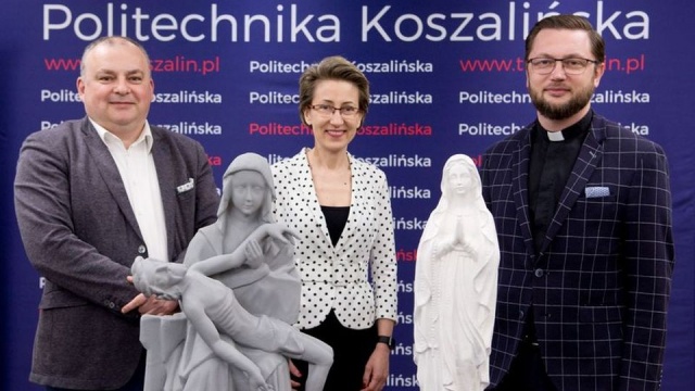 Z drukarek 3D sakralne figury dla kościoła pod wezwaniem Ducha Świętego w Koszalinie: Politechnika Koszalińska przekazała świątyni wykonaną w technologii cyfrowej figurę Matki Bożej z Lourdes.