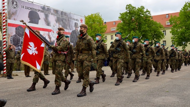 29 żołnierzy złożyło uroczystą przysięgę wojskową w koszarach 14. Zachodniopomorskiej Brygady Obrony Terytorialnej w Szczecinie-Podjuchach.