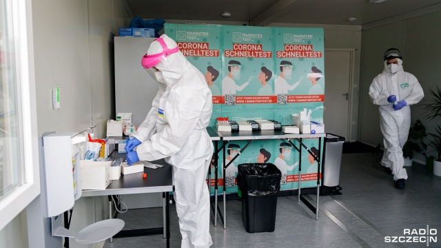 73 nowe zakażenia koronawirusem w Zachodniopomorskiem. Jak podaje Ministerstwo Zdrowia - minionej doby dwie osoby zmarły.