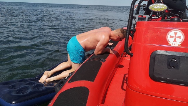 O dużym szczęściu może mówić turysta wypoczywający w poniedziałek na plaży w Kołobrzegu.