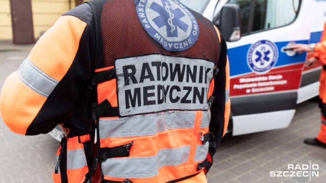 Ratownicy medyczni gasili pożar pod Białogardem. Do nietypowego zdarzenia doszło w czwartek nad radem w Dobrowie. Zespół ratownictwa podczas wyjazdu do pacjenta zauważył płomień w jednym z domów.
