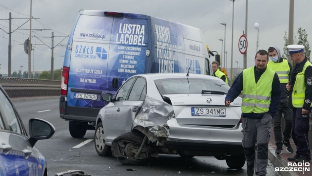 Ogromne korki ustawiały się na nitce dojazdowej do centrum miasta. były efektem kolizji w okolicach Estakady Pomorskiej oraz w okolicach Mostu Pionierów.