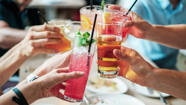 Od piątku branża gastronomiczna może ponownie przyjmować klientów w swoich lokalach. Do wnętrza będą mogły także przenieść się imprezy okolicznościowe, takie jak wesela czy komunie z limitem do 50 gości.
