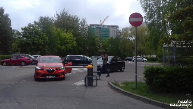 Od wtorku przed świnoujskim magistratem parkowanie jest płatne. Mieszkańcy są zdziwieni, a urzędnicy tłumaczą, skąd ta decyzja.