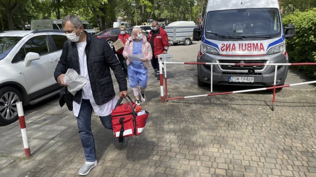 Uczniowie ze Świnoujścia są szczepieni przeciwko Covid-19 w szkołach. Akcję jako pierwszy w regionie zorganizował miejski szpital.
