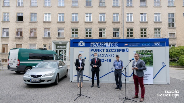 Majówkowa akcja szczepień była sukcesem, dlatego po raz kolejny będzie można zaszczepić się przeciwko koronawirusowi w kontenerze przed przychodnią 109. Szpitala Wojskowego w Szczecinie. Tak będzie w najbliższy weekend.