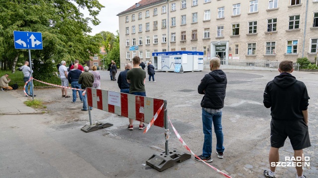 Pomysł sprawdził się w majówkę, teraz czas na czerwcowy, długi weekend. Wystarczy poczekać około pół godziny, by zaszczepić się przeciwko Covid-19.