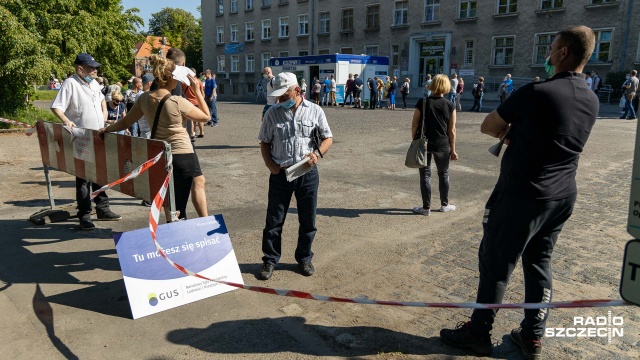 Około 100 osób ustawiło się przed godz. 11:00 w kolejce przed przychodnią 109. Szpitala Wojskowego w Szczecinie. Trwa tam kolejny dzień akcji szczepień.