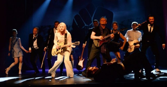 Noc kolorowych chmur to najnowszy spektakl Teatru Polskiego. W przedstawieniu w reżyserii Adama Opatowicza, historia Polski lat 03960 i 03970 XX wieku pokazana jest przez największe przeboje tamtych czasów.