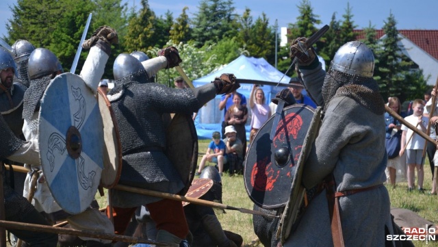 Żywą lekcję historii przygotowali rekonstruktorzy historyczni w Budzistowie pod Kołobrzegiem. Trwa Festiwal Wczesnośredniowieczny.