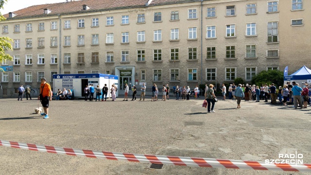Przed przychodnią Szpitala Wojskowego w Szczecinie czekają chętni na przyjęcie szczepionki przeciwko Covid-19. Każdy możne przyjść i bez formalności zaczepić się Johnsonem.