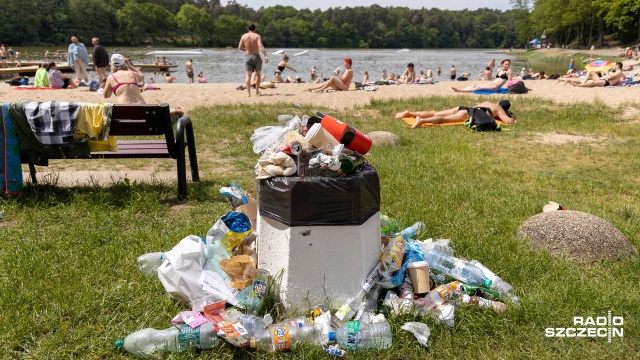 Przepełnione kosze, z których wysypują się śmieci, porozrzucane papierki, butelki i szkło oraz smród... - tak wyglądało kąpielisko Głębokie w Szczecinie podczas ostatnich dni, gdy żar lał się z nieba.