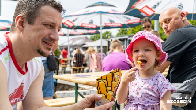Nawet 300 porcji jedzenia dziennie - tyle wydawał tylko jeden bar na kółkach, w czasie Zlotu Food Trucków, przed centrum handlowym Molo w Szczecinie.