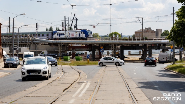 Na okres wakacji PKP Polskie Linie Kolejowe czasowo wstrzymają przebudowę wiaduktu przy ulicy Kolumba w Szczecinie. Na plac budowy wykonawca wróci pod koniec sierpnia.