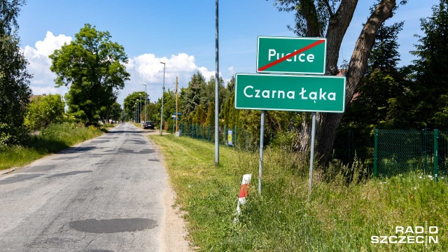 Droga dziurawa, jak ser szwajcarski, brak pobocza i wysokie chaszcze zarośli. To obraz drogi powiatowej, wiodącej przez miejscowości Lubczyna, Rurzyca i Czarna Łąka.