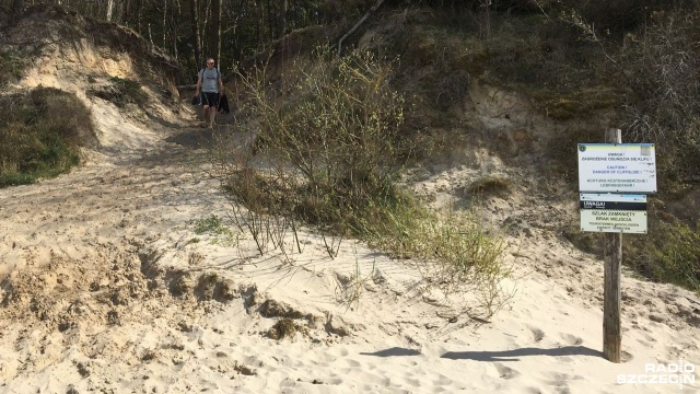 Teren budowy zejścia na plażę w Świętouściu jest niezabezpieczony, można się liczyć z mandatami - ostrzega dyrekcja Wolińskiego Parku Narodowego.